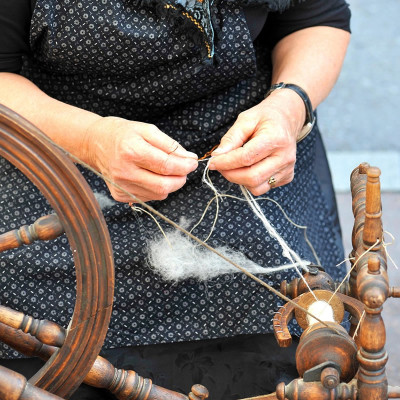 Handarbeiten - Spinnen, Häkeln, Stricken