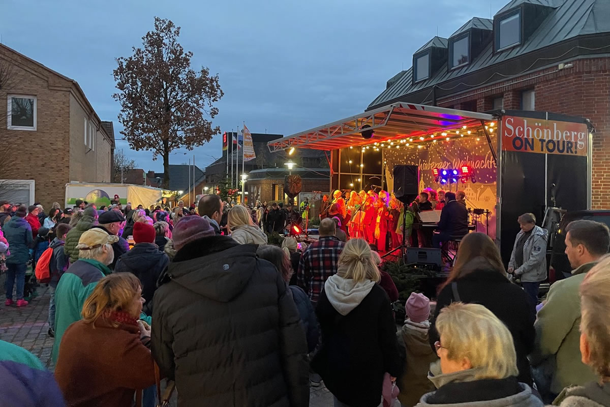 „Anleuchten“ in Schönberg – Start in die Weihnachtszeit mit Musik, Licht und Leckereien