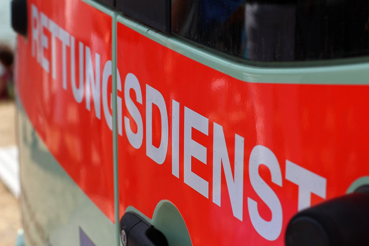 Brodersdorf: Vorbildliches Eingreifen von Ersthelfern - Fahrer nach medizinischem Notfall reanimiert